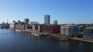 Oberbaum Köprüsü sınır nehri Spree, Tv Kulesi Doğu Berlin, 23 yaz akşamı uçuş üstü 4k sinematik hava aracı.