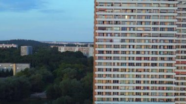 Berlin şehir konutları Marzahn Almanya. Panel sistem binası, prefabrik konut kompleksi, Marzahn Doğu Almanya altın saati 2023 İHA 4K 'dan iniyor.
