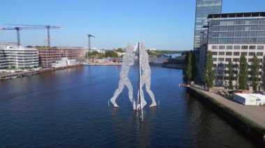 Molekül Adam sınır nehri Spree, Doğu Berlin akşamı 23. Panorama İHA 4k sinematik görüntüler