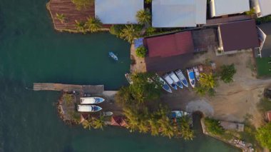 Sırt çantalı ada Tayland Koh Chang Kai Bae Plajı akşamı 2022 dikey kuş bakışı İHA Yüksek kalite sinematik görüntü