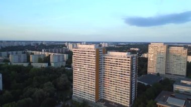 Berlin şehir konutları Marzahn Almanya. Panel sistem binası, prefabrik konut kompleksi, Marzahn Doğu Almanya altın saati 2023 İHA 4k 'lık insansız hava aracı görüntüsü.