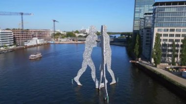 Molekül Adam sınır nehri Spree, Doğu Berlin akşamı 23. Panorama hava aracı yörüngesinde 4k sinematik görüntü