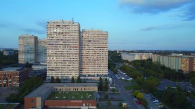 Berlin şehir konutları Marzahn Almanya. Panel sistem binası, prefabrik konut kompleksi, Marzahn Doğu Almanya altın saati 2023.