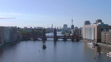 Oberbaum Köprüsü sınır nehri Spree, TV Kulesi Doğu Berlin, 23 yaz akşamı.