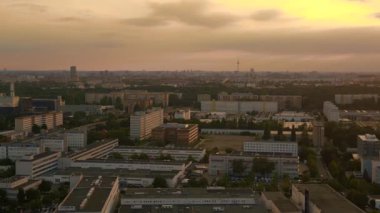 Berlin şehir konutları Marzahn Almanya. Panel sistem binası, prefabrik konut kompleksi, Marzahn Doğu Almanya altın saati 2023 insansız hava aracı 4k sinematik görüntü.