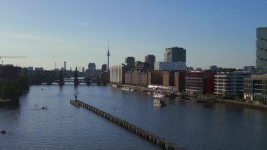 Oberbaum Köprüsü sınır nehri Spree, TV Kulesi Doğu Berlin akşamı 23. Panorama İnsansız Hava Aracı 4k sineması