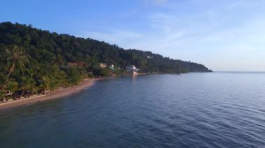 Sırt çantalı ada Tayland Koh Chang Kai Bae Plajı akşamı 2022 panorama insansız hava aracı yüksek kaliteli 4K sinematik görüntü
