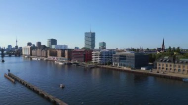 Oberbaum Köprüsü sınır nehri Spree, TV Kulesi Doğu Berlin akşamı 23. Panorama İnsansız Hava Aracı 4k sineması