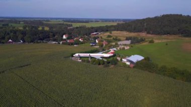 II-62 uçağı yere indi. Tepe yaz sahaları Brandenburg Almanya yaz 23. İHA kamerası yüksek kaliteli 4K sinematik görüntüler gösteriyor.