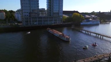 Molekül Adam sınır nehri Spree, Doğu Berlin 23 yaz akşamı geniş yörünge görüntüsü İHA 4k sinematik görüntü