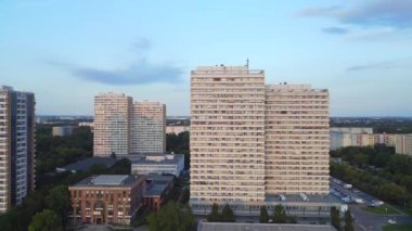 Berlin şehir konutları Marzahn Almanya. Panel sistem binası, prefabrik konut kompleksi, Marzahn Doğu Almanya altın saati 2023 panorama insansız hava aracı 4k sineması.