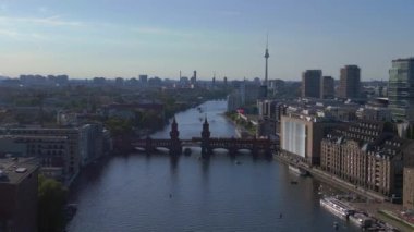 Oberbaum Köprüsü sınır nehri Spree, TV Kulesi Doğu Berlin akşamı 23. Panorama İnsansız Hava Aracı 4k sineması
