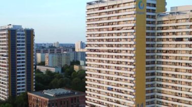 Berlin şehir konutları Marzahn Almanya. Panel sistem binası, prefabrik konut kompleksi, Marzahn Doğu Almanya altın saati 2023 daire insansız hava aracı görüntüsü 4k