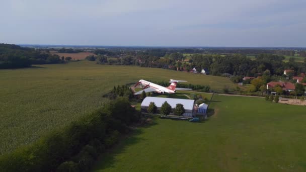 飛行機が着陸した 丘の夏のフィールド ブランデンブルク ドイツ パノラマの概要 ドローン 高品質 映画映像 — ストック動画