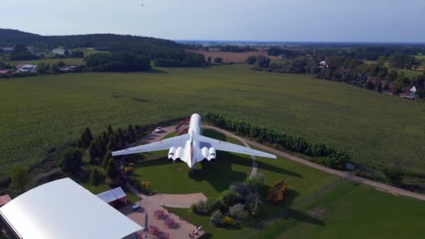 飛行機が着陸した 丘の夏のフィールド ブランデンブルク ドイツの夏 フライ逆ドローン高品質 映画映像 — ストック動画