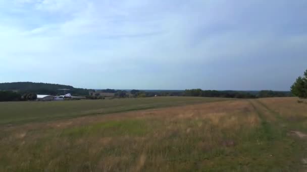 飛行機が着陸した 丘の夏のフィールド ブランデンブルク ドイツの夏 ドローン高品質の4K映画映像を引っ張る — ストック動画