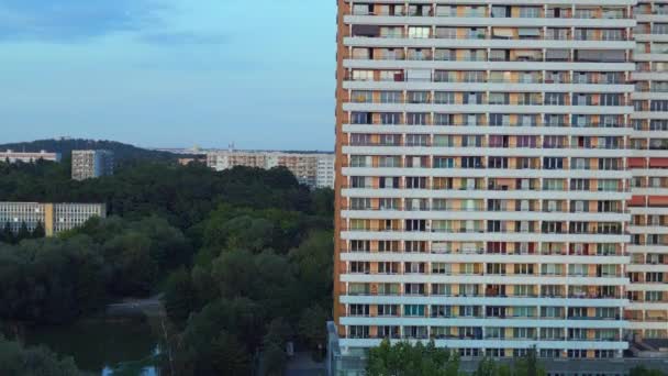 ベルリン市 マルツァーン ドイツ パネルのシステム プレハブの住宅複合体 マルツァーン東ドイツ黄金時2023年 ドローン4K映画を上昇させる — ストック動画