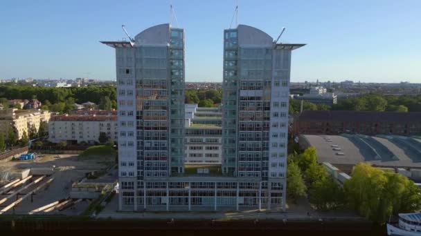 Twin Tower Aan Grens Rivier Spree Oost Berlijn Duitsland Avond — Stockvideo