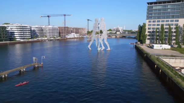 Molecule Man Border River Spree East Berlin Germany Evening Summer — Vídeos de Stock