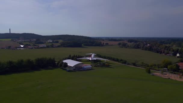 飛行機が着陸した 丘の夏のフィールド ブランデンブルク ドイツの夏 ドローン高品質の4K映画映像を残すブームスライディング — ストック動画