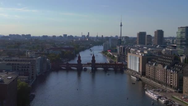 Oberbaumbrücke Grenze Spree Fernsehturm Ost West Berlin Deutschland Abend Sommer — Stockvideo