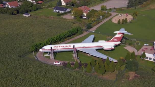 飛行機が着陸した 丘の夏のフィールド ブランデンブルク ドイツ パノラマ軌道ドローン 高品質 映画映像 — ストック動画