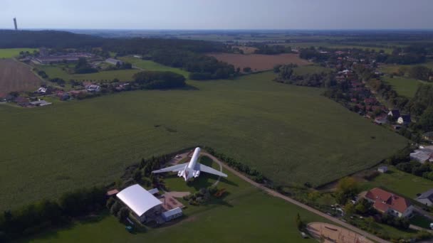 飛行機が着陸した 暑い夏のフィールド ブランデンブルク ドイツ 上のビュー4K映画映像の上の良質の無人機 — ストック動画