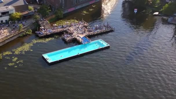 Piscina Nave Sul Fiume Confine Spree Berlino Ovest Germania Sera — Video Stock