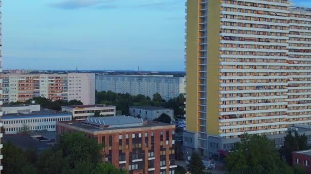 ベルリン市 マルツァーン ドイツ パネルのシステム ビルディング プレハブの住宅複合体 マルツァーン東ドイツ黄金時2023 非常に近い渡るフライト ドローン4K映画 — ストック動画