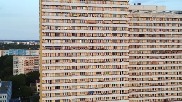 ベルリン市 マルツァーン ドイツ パネルのシステム プレハブの住宅複合体 マルツァーン東ドイツ黄金時2023年 パノラマによって曲げられるドローン4Kの映画館 — ストック動画
