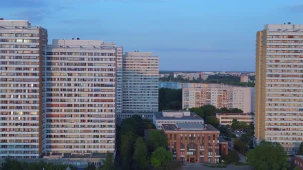 ベルリン市 マルツァーン ドイツ パネルのシステム ビルディング プレハブの住宅複合体 マルツァーン東ドイツ黄金時2023 非常に近い渡るフライト ドローン4K映画 — ストック動画