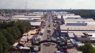 2023 Ekim Festivali 'ne hoş geldiniz. Açılıştan kısa bir süre önce güneşli bir gün. Münih Almanya. İHA 'yı havalandır. Sinema 4k 