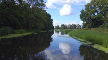 Aile tatili kırmızı kürek teknesi, 2023 yazında Almanya. 4K cinematik drone ters uçur