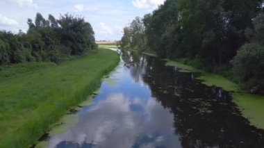 Aile tatili kırmızı kürek teknesi, 2023 yazında Almanya. Takip uçağı 4K SinematikComment