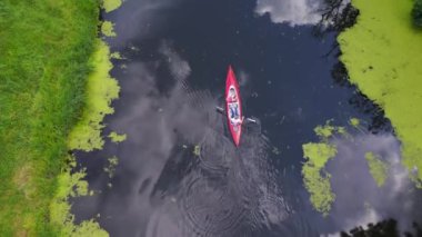 Aile tatili kırmızı kürek teknesi, 2023 yazında Almanya. İHA 4K sinemasını yukarı kaldır