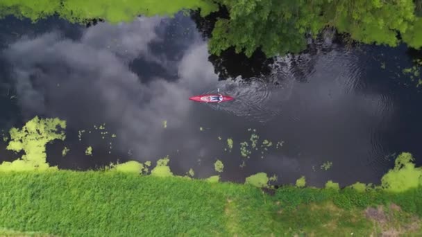 Οικογενειακές Διακοπές Κόκκινο Κουπί Βάρκα Στο Φυσικό Ποτάμι Καλοκαίρι 2023 — Αρχείο Βίντεο