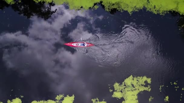 Liburan Keluarga Perahu Dayung Merah Sungai Alami Musim Panas 2023 — Stok Video