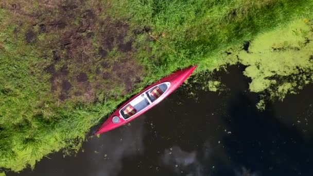 Vacaciones Familia Barco Remos Rojo Río Natural Verano 2023 Alemania — Vídeos de Stock
