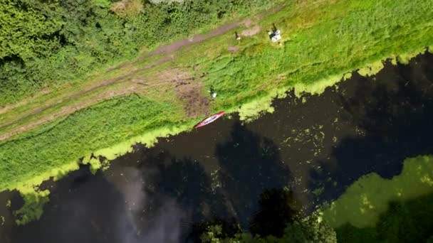 Aile Tatili Kırmızı Kürek Teknesi 2023 Yazında Almanya Dikey Kuş — Stok video