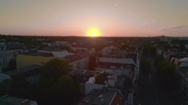 Berlin şehir merkezi Steglitz Zehlendorf Almanya 2023 Hız rampası Hiperlapse zaman aşımı 4k sineması üzerinde huzurlu bir akşam günbatımı gökyüzü.