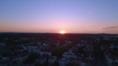 Berlin şehir merkezi Steglitz Zehlendorf Almanya 2023 üzerinde huzurlu bir akşam günbatımı gökyüzü. İHA 4K hava aracı iniyor.