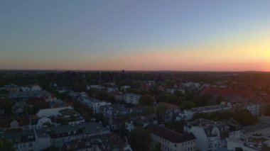 Berlin şehir merkezi Steglitz Zehlendorf Almanya 2023 semalarında sakin bir akşam günbatımı gökyüzü yükselen İHA 4K sineması