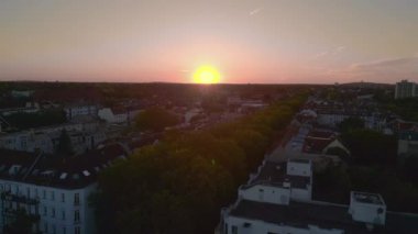 Berlin şehir merkezi Steglitz Zehlendorf Almanya 2023 üzerinde huzurlu bir akşam günbatımı gökyüzü sağdaki 4k hava aracına kayıyor.