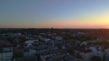 Berlin şehir merkezi Steglitz Zehlendorf Almanya 2023 panorama 4k sinematik hava aracı üzerinde huzurlu bir akşam gün batımı gökyüzü.