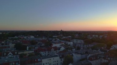Berlin şehir merkezi Steglitz Zehlendorf Almanya 2023 panorama 4k sinematik hava aracı üzerinde huzurlu bir akşam gün batımı gökyüzü.