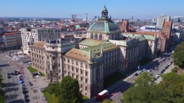 Münih Şehir Merkezi, Almanya Bavyera, 23. Gökyüzü açık yaz günü. 4k Sinematik