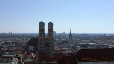 Frauenkirche Kilisesi 'nin Münih Kuleleri. Eski kasaba, Almanya. Bavyera, yaz ayları açık gökyüzü. 