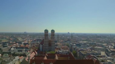 Frauenkirche Kilisesi 'nin Münih Kuleleri Eski Kasaba, Almanya Bavyera, Yaz ayları açık gökyüzü 23. Hız rampası Hiperlapse hareketli zaman aşımı 4k sinematik 