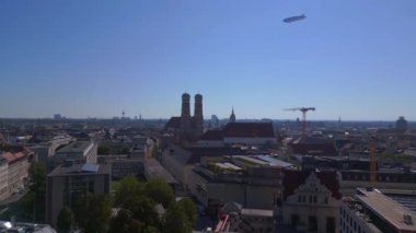 Frauenkirche Kilisesi 'nin Münih Kuleleri Eski Kasaba, Almanya Bavyera, Yaz ayları açık gökyüzü 23. Hız rampası Hiperlapse hareketli zaman aşımı 4k sinematik 