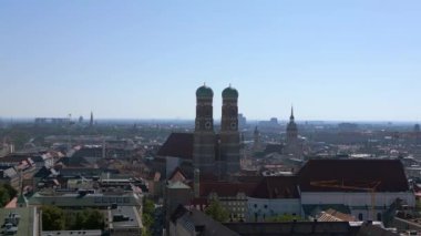Frauenkirche Kilisesi 'nin Münih Kuleleri. Eski kasaba, Almanya. Bavyera, yaz ayları açık gökyüzü. 